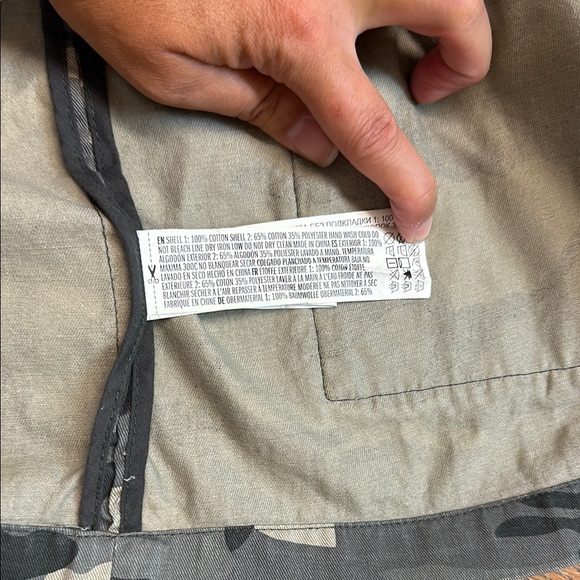 🎉HP🎉 Forever 21 Camo Utility Jacket with Grey Sleeves - Picture 4 of 6